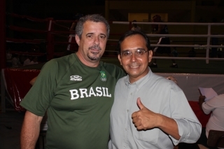 Mauro Silva (à esq.), junto do presidente da Federação de Boxe de MS, Marcelo Nunes.