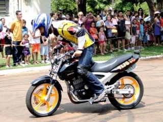 Manobras radicais foram realizadas em Arapuá durante o Dia das Crianças 2011