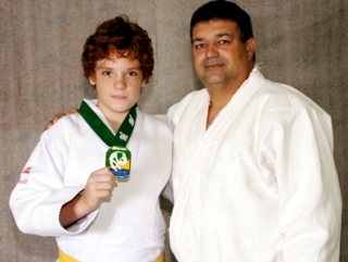 Rafael, com a medalha conquistada em Brasília, e o técnico Ovídio