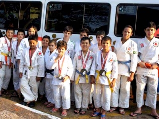 Judocas posam com as medalhas conquistadas em Presidente Prudente 