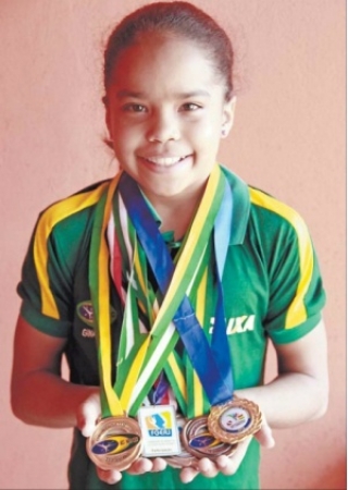  De férias em Campo Grande, Larissa Pereira exibe coleção de medalhas obtida em três anos praticando o esporte.Promessa da ginástica nacional retorna à cidade de Três Rios-RJ no fim do mês.