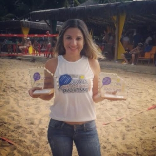 Eva Regina com os troféus ganhos no Brasileiro de Beach Tennis, disputado em Porto Seguro