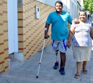 José Márcio, em companhia da mãe, precisa de prótese nova; ele sofreu acidente três anos atrás.