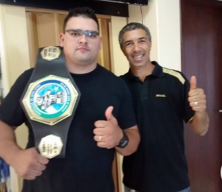 Higor Penzo com o Cinturão de Campeão ao lado de Salim Raidan