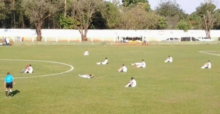 Jogadores do Itaporã sentam-se no gramado do Chavinha como forma de protesto