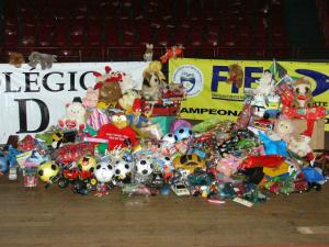 Brinquedos arrecadados em amistosos de futsal serão entregues hoje