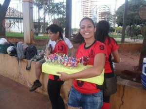 Sem incentivo, atletas do Campo Grande Cobras vendem doces no semáforo
