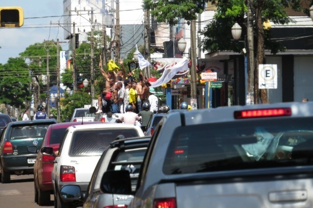 Ubiratan faz carreata para celebrar título da Série B Estadual
