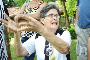 Torcedora ilustre dá aula de incentivo em apresentação de jogadores