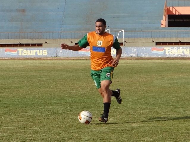 Ubiratan acerta renovação de contrato do volante Buru para Estadual 2014