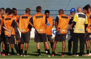 Ubiratan inicia semana de treinos de olho em amistoso com o Cene