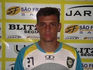 Cene contrata meia que estava atuando no futebol do Paraná