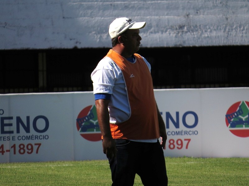 Técnico Mauro Marino entrega cargo, mas presidente do Azulão não aceita