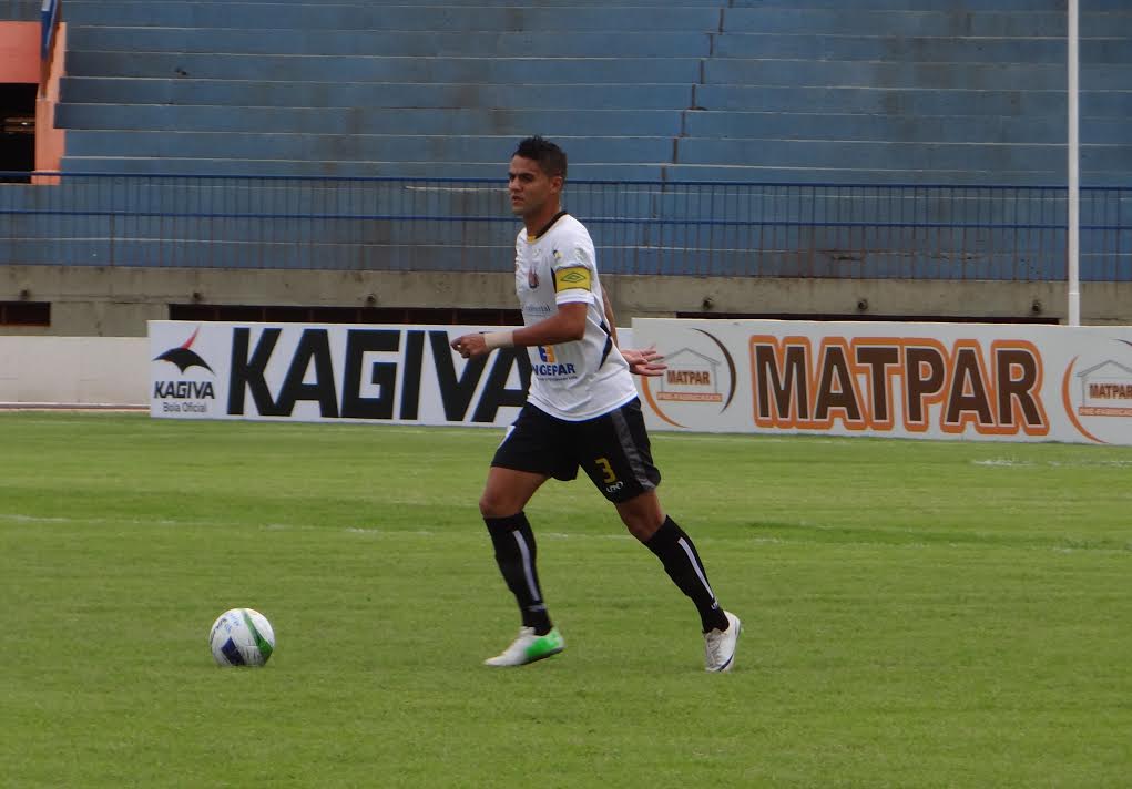 Ubiratan tem volta de Tiziu e zaga titular em busca de manter a liderança