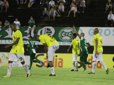 Jogadores do Cene celebram empate com Coritiba como uma vitória
