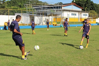 Em treino tático, treinador do Cene enfatiza jogadas de bola parada