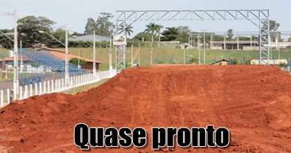 Máquinas trabalham na ampliação da pista do brasileiro de motocross