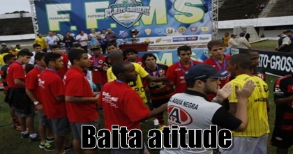 Técnico e jogadores do Águia fazem corredor para parabenizar o Cene