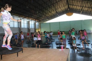 Crianças e jovens de Naviraí recebem aula de jump e zumba