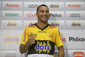 Expulso ainda no Naviraiense, atacante pode ser pivô de punição ao Criciúma