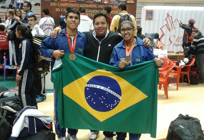 Karatecas de MS faturam ouro e bronze em sul-americano na Bolívia