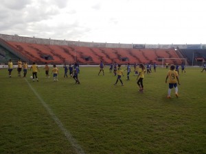 Segundo Tempo leva crianças de núcleos ao estádio “Douradão”