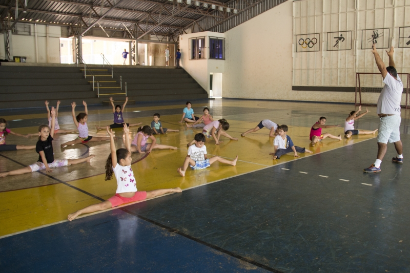 Universidade seleciona crianças para projeto de ginástica