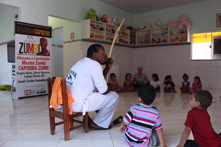 Projeto leva capoeira a comunidades da periferia da Capital