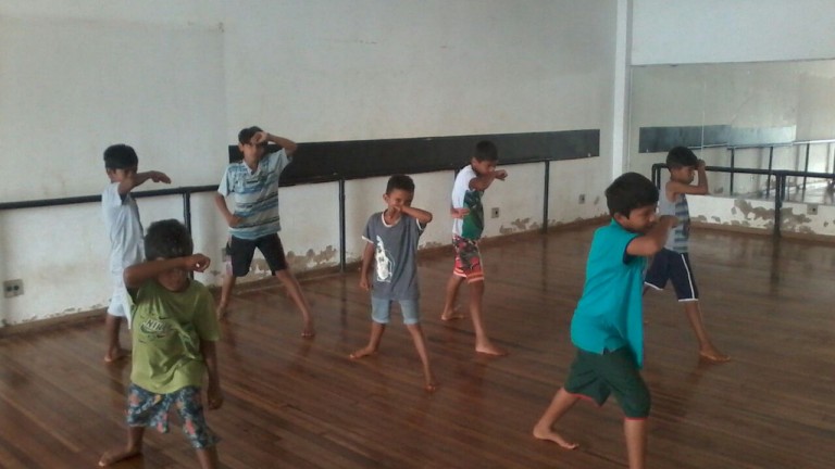 Prefeitura oferece oficina de capoeira na região da Orla