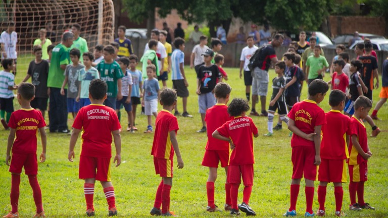 Escola Pública de Futebol promove esporte e inclusão social