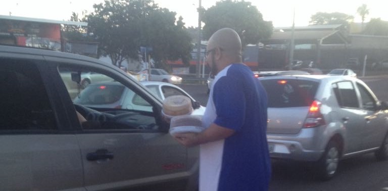 Sem apoio, bicampeão brasileiro vende bolos nas ruas para disputar Sul-Americano