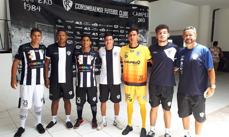 Corumbaense lança novo uniforme e apresenta jogadores