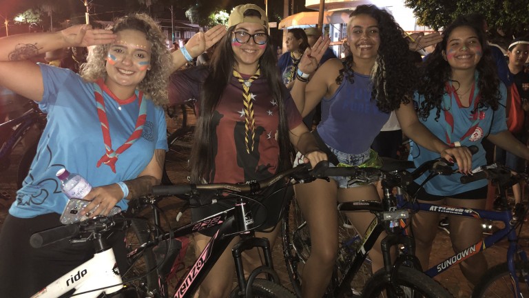 Ciclistas de todas as idades participam de pedalada noturna em prol do meio ambiente