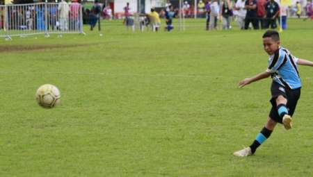 Atleta de Corumbá participa da maior competição de futebol infantil da América Latina