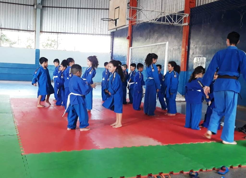 Escola Bernardina Corrêa de Almeida oferece aulas de judô em Dourados