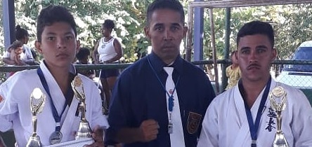 Caratecas viajam de carro à Bahia para disputa de campeonato
