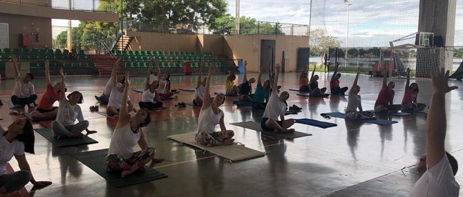 Aula de Yoga na Lagoa Maior reúne cerca de 50 trabalhadores