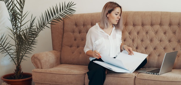 Educadora física atenta sobre problemas musculares durante Home Office