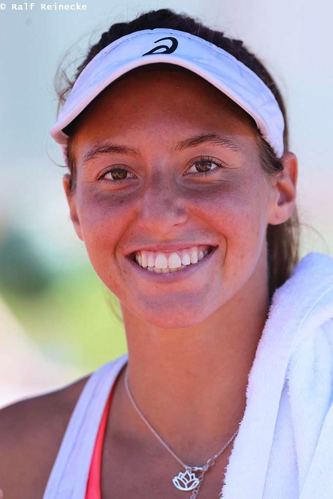 Luisa Stefani vira e vai às quartas no WTA 500 de Adelaide