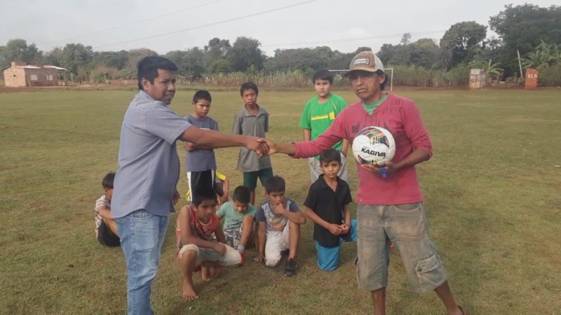 Ceaid faz entrega de bolas para incentivar projetos voluntários nas aldeias