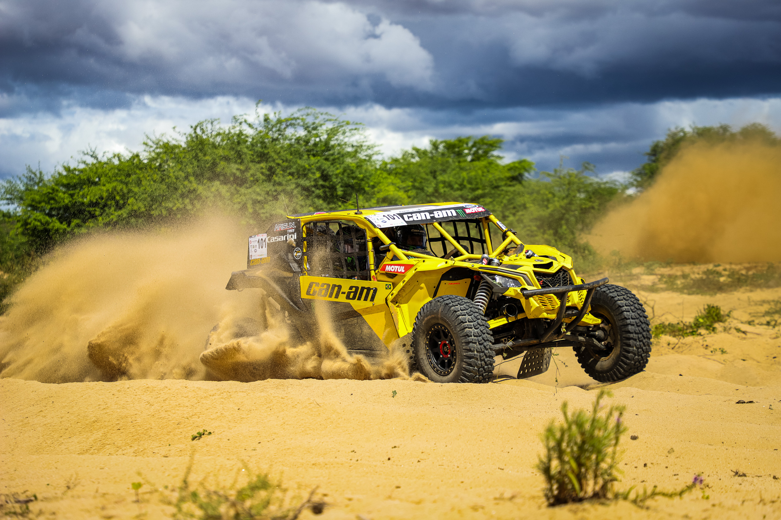 Equipes disputam prova visando o Rally dos Sertões
