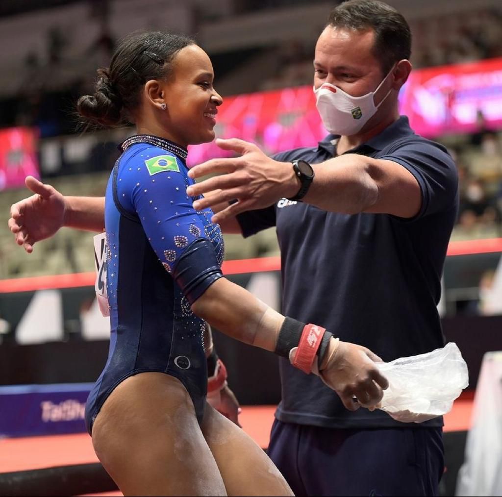 Rebeca brilha e avança a três finais de aparelhos no Japão