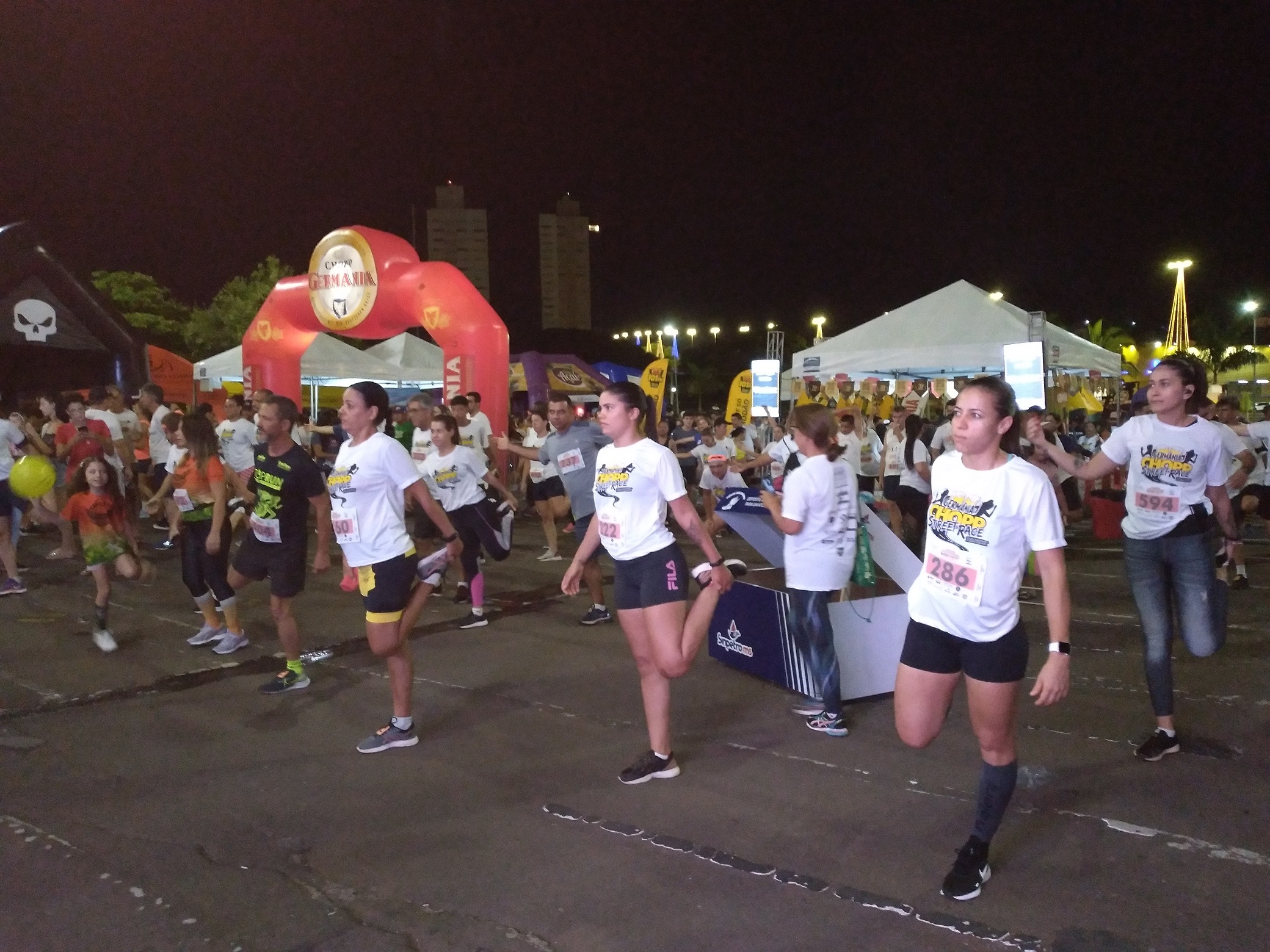 Corrida Noturna reúne 600 atletas em noite de esporte e lazer