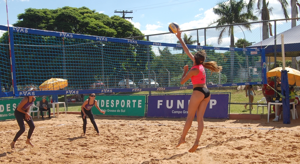 Aulas gratuitas de Vôlei de Praia  estão sendo ofertadas no Guanandizão