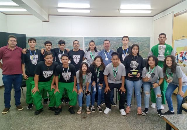 Prefeito de Aquidauana recebe atletas que praticaram de campeonato de Futsal
