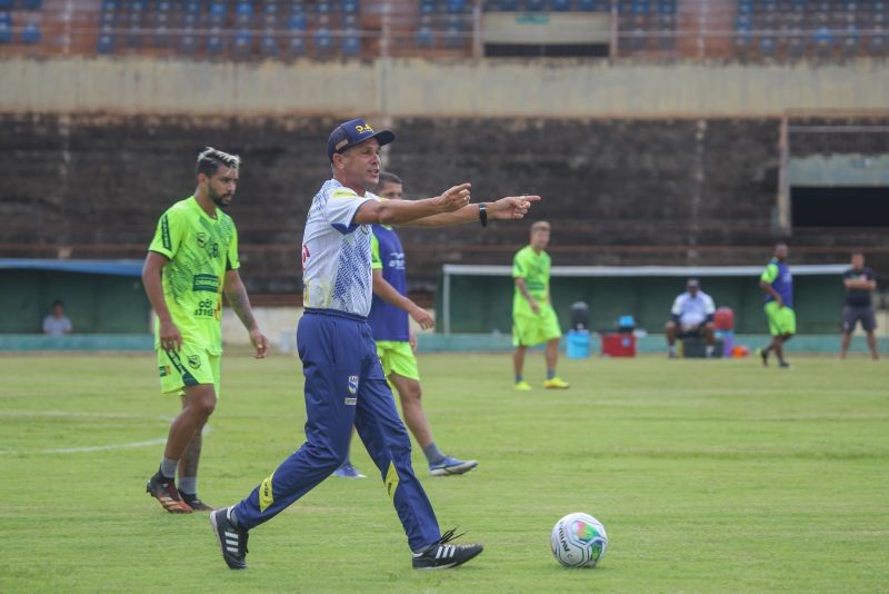 Dourados AC treina no Estádio Douradão para jogo de domingo