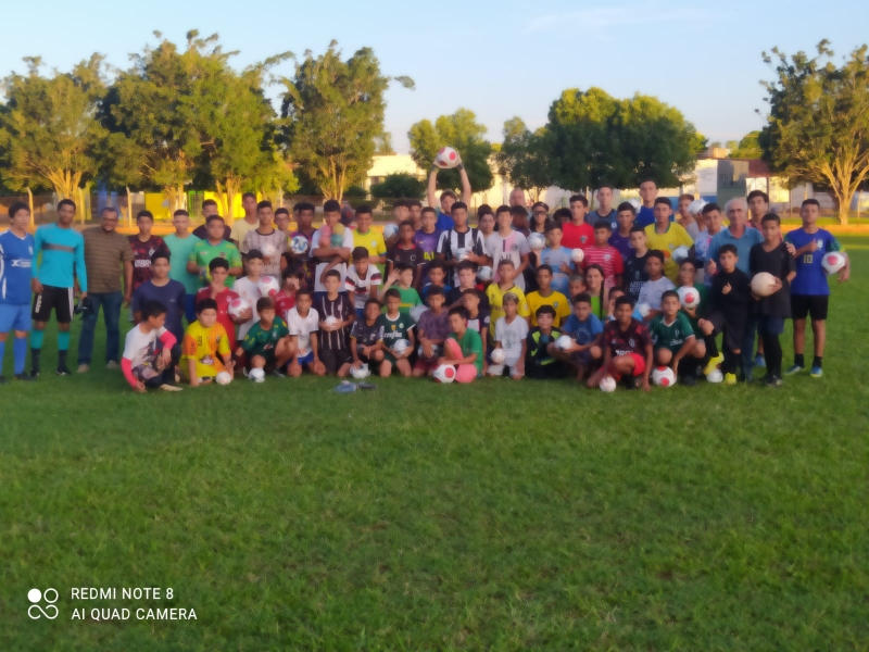 Prefeitura de Brasilândia entrega materiais para a Escolinha de Futebol