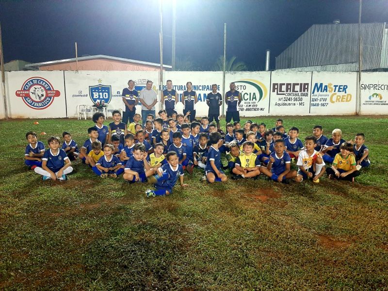 Escolinha de Futebol B10FC recebe visita do prefeito de Aquidauana