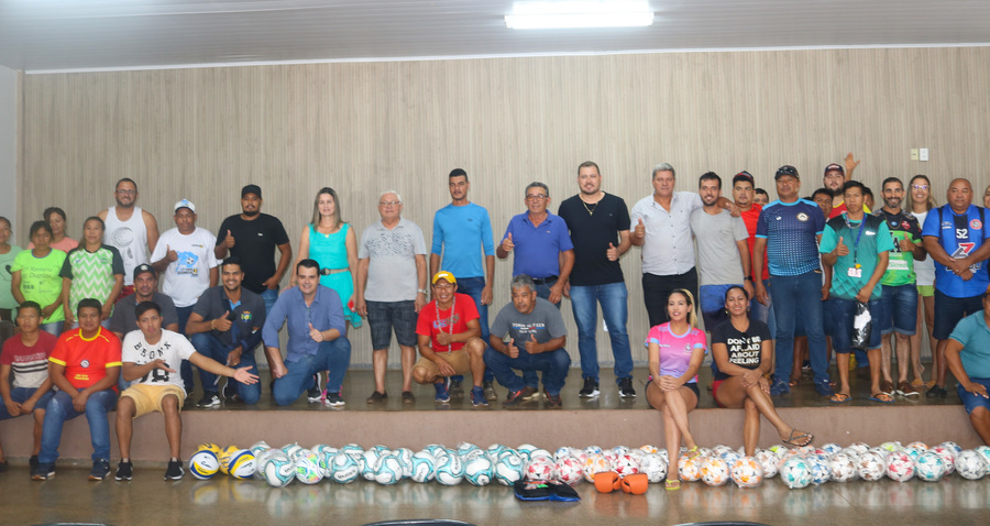 Prefeitura de Douradina distribuiu materiais esportivos as equipes