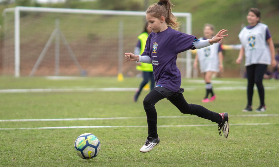 Programas do governo federal e da CBF fortalecem o futebol feminino